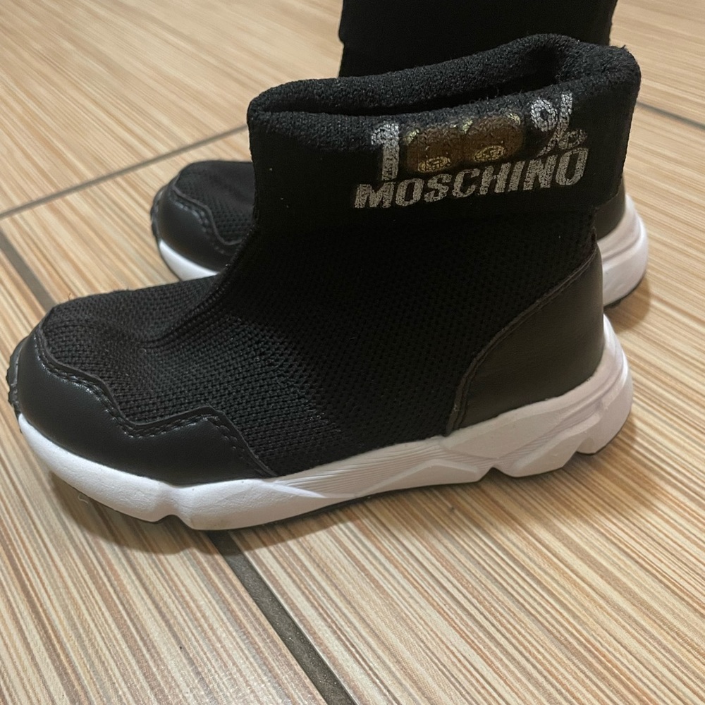 Toddler shoes black .